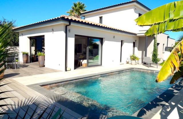 PROMO Beautiful contemporary air-conditioned villa with swimming pool