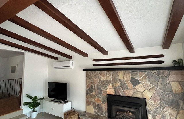 *PROMO* Road access 4 bdrm/2 bath house on Lake of the Woods-2 mins to downtown!