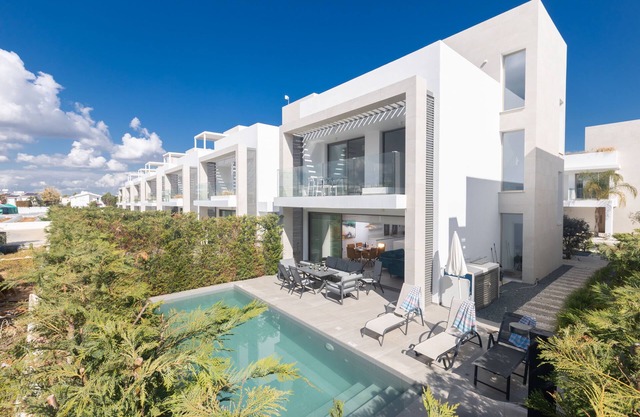 Protaras Azure Villa AZV15 - a villa that sleeps 7 guests in 3 bedrooms