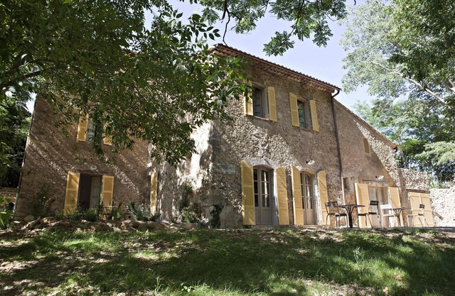 Provencal mill with private pool for 15 people