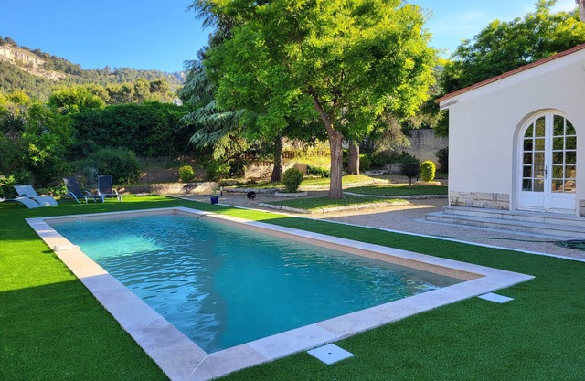 Provencal house on flat plot with swimming pool Garlaban view