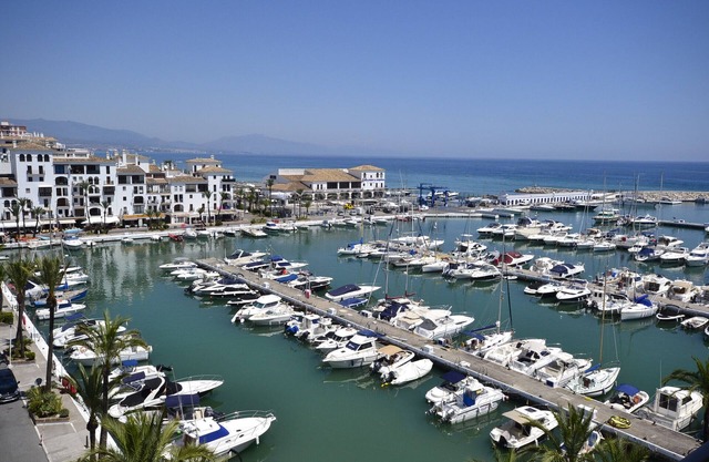 puerto duquesa front line marina apartment