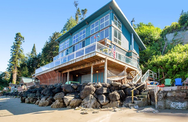 Puget Sound-front home with beach access, kayaks, gorgeous view & firepit