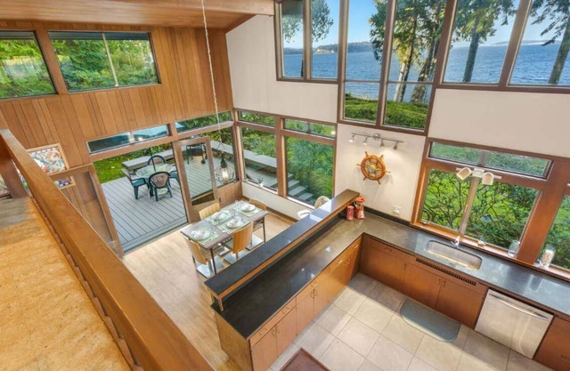 Puzzle Point Lodge: Waterfront Haven in Poulsbo