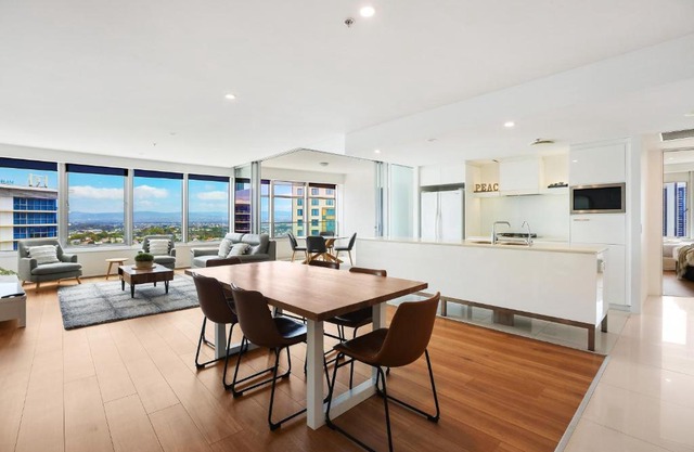 QTower 2BR Apt Pool & Gym, 6 Guests, Beach Walk