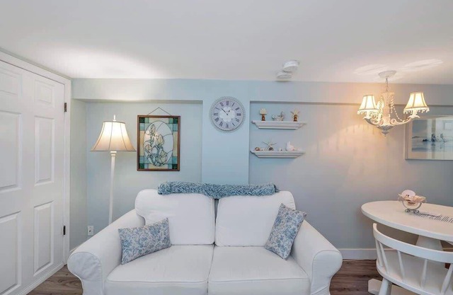 Quaint 1 Bedroom Suite, Victoria, BC