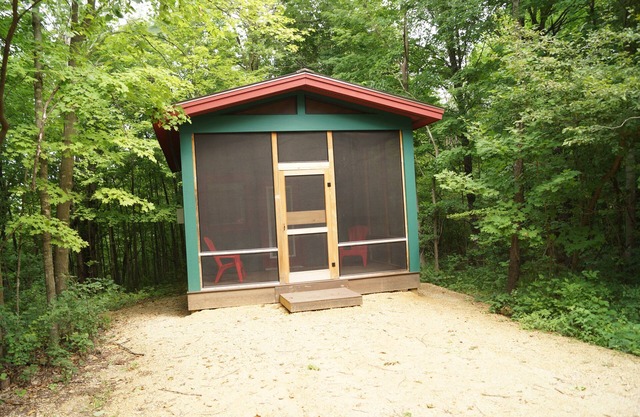Quaint 1-bedroom camper cabin in County Park!