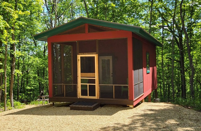 Quaint 1-bedroom camper cabin in County Park!