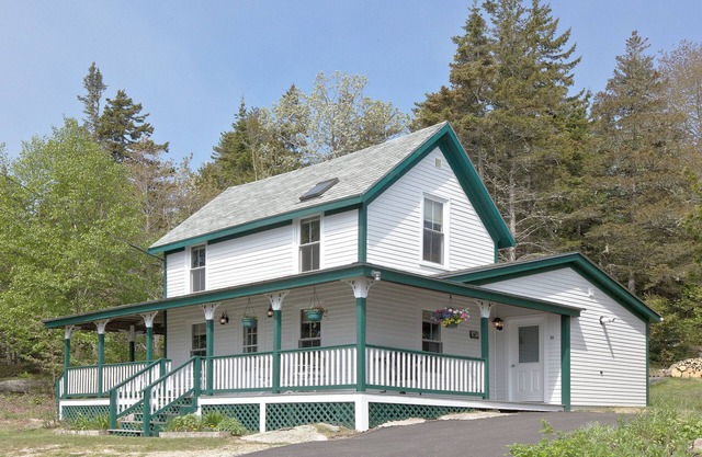 Quaint 2-bedroom house with WiFi in charming Stonington, just above the harbor