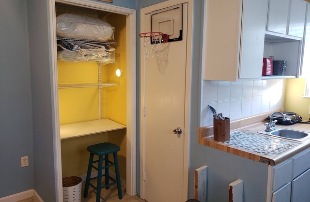 Quaint Cottage Walking Distance to Beach