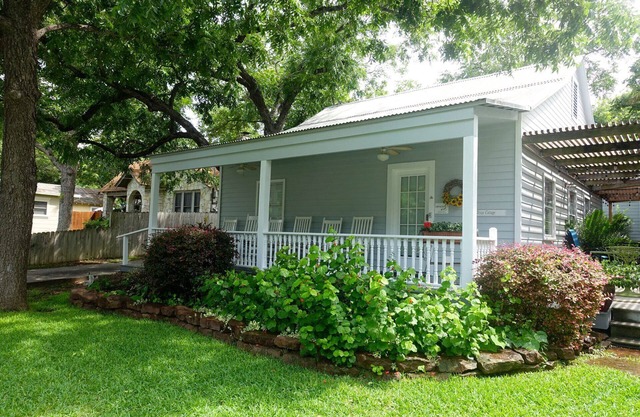 Quaint Cozy Cottage, walking distance to downtown, Comal River & Schlitterbahn