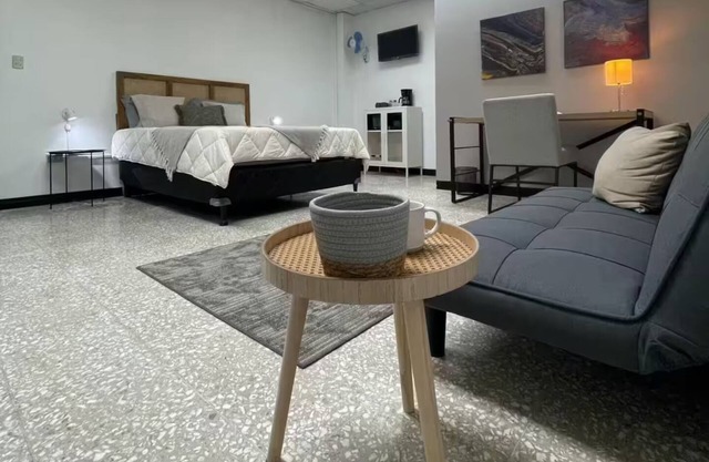 Quaint Downtown Loft/WI-FI
