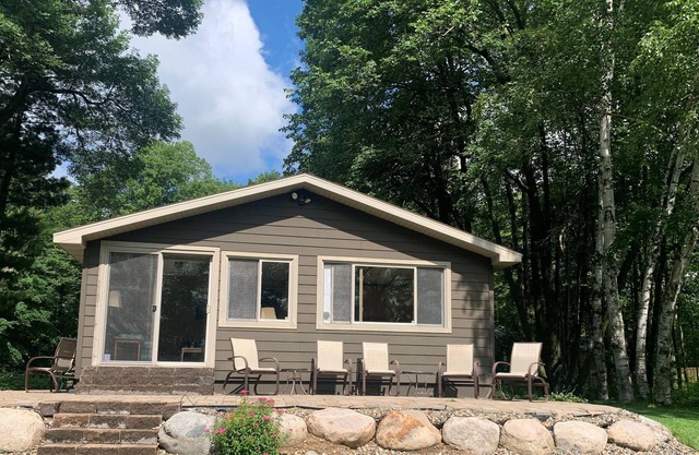 Quaint Lakeside retreat on Bay Lake
