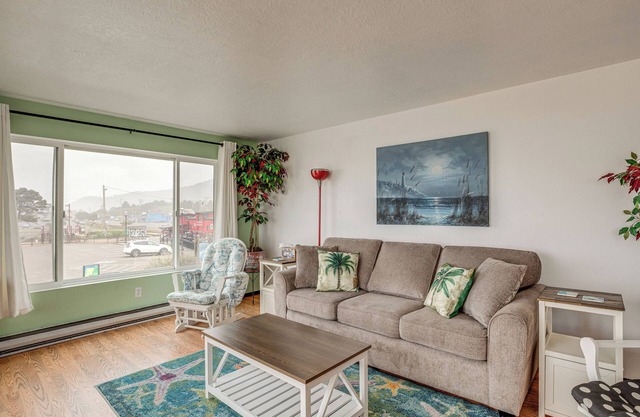 Quaint Rockaway Beach Gem: Walk to Shore!