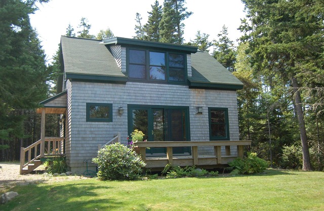 Quaint Waterfront Cabin - perfect for two