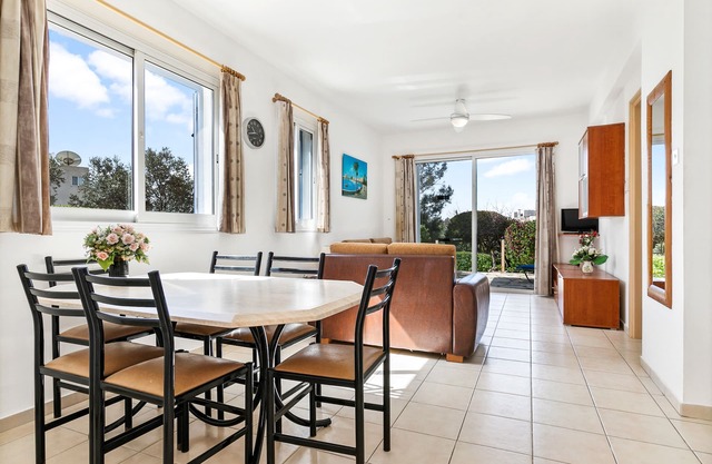 Quality garden apt on the coast. Sea view Free Paphos airport transfers & aircon