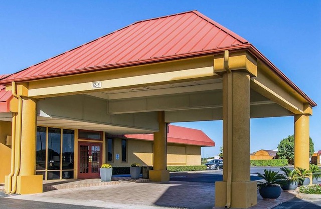 Quality Inn Ada near University