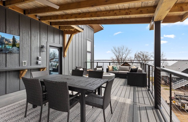 Quarterdeck Resort & Restaurant