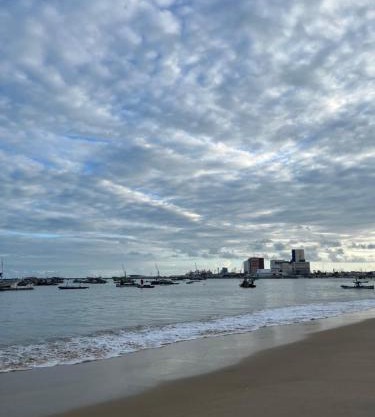 Quarto na Av Beira mar em apto familiar