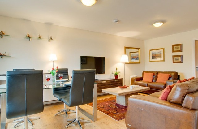 Quay Apartment - Two Bedroom Apartment, Sleeps 4