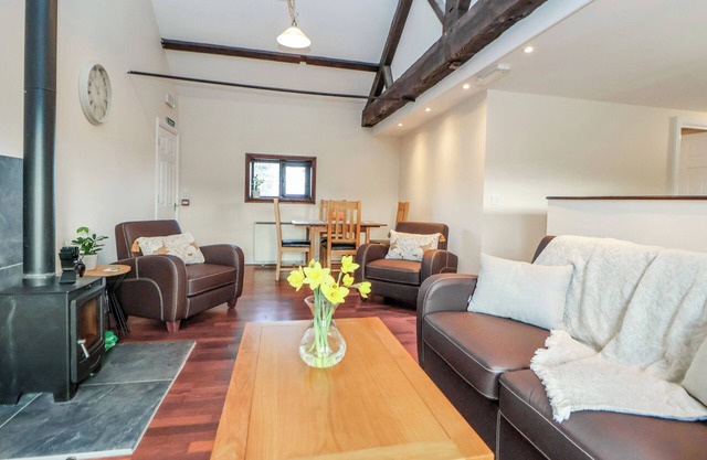 QUAYSIDE APARTMENT, pet friendly in Nantwich