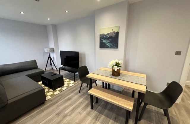 Queen Apartment | 7 Guests | High Spec | En-Suites