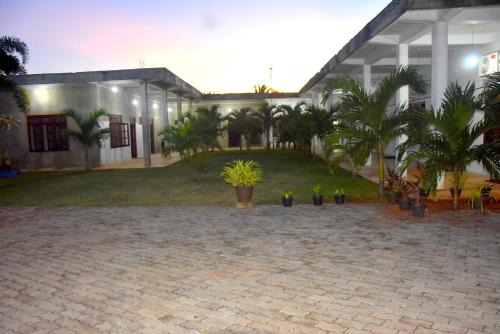 Queens Hotel Anuradhapura