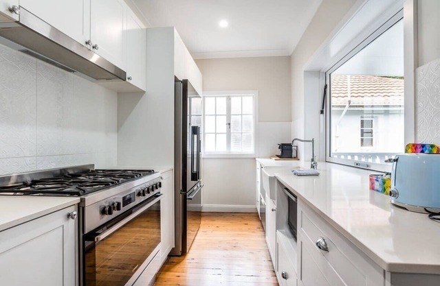 Queenslander Family Gem with backyard & play area