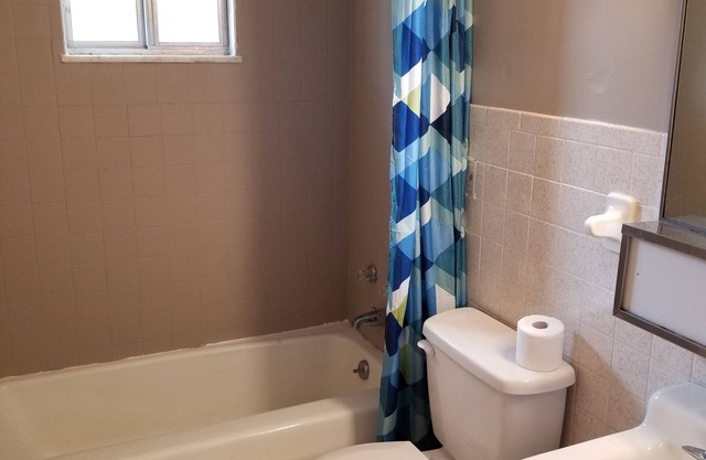 Quiet and cozy cabin with full kitchen and two bedrooms adjoining Lake Barkley.