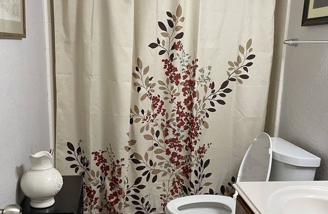 Quiet and Cozy Room and FULL access to Meditation Room and Healing Center.