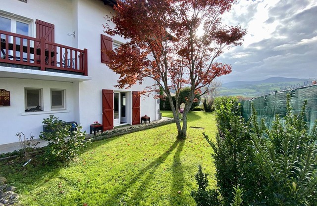 Quiet apartment in Hasparren with garden and Wi-Fi, 4 sleeps