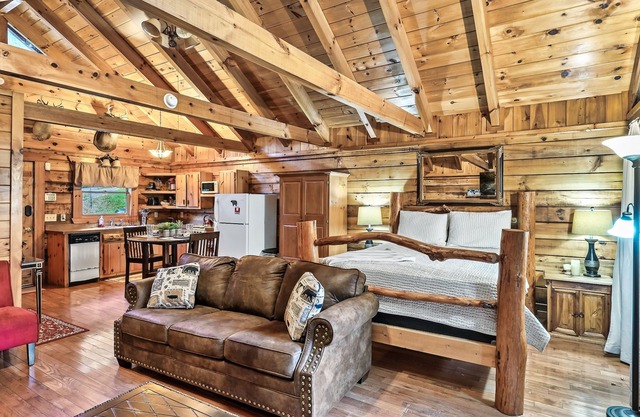 Quiet Cabin in Woods- Alpine Ridge Sub-Division - 1 Bed/1Bath Jaccuzi