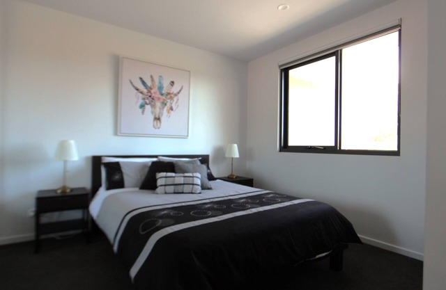 Quiet, Clean, Penthouse top floor, La Trobe University, Austin, Mercy Hospital