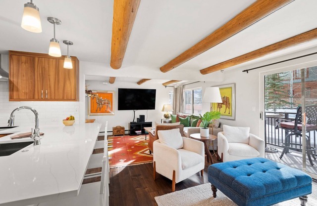 Quiet & Convenient. Walk to Aspen Shops/Dining/Hiking. Wood FP/Free Parking/Balcony. Walk to Skiing