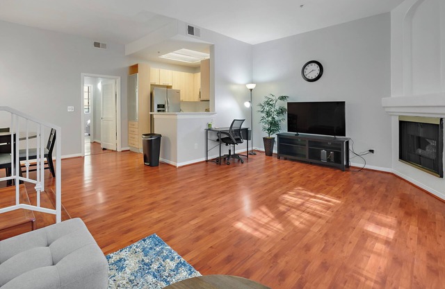 Quiet Cozy 1-bedrm condo in a secure building near LAX/SoFI/Beach. Pet friendly!