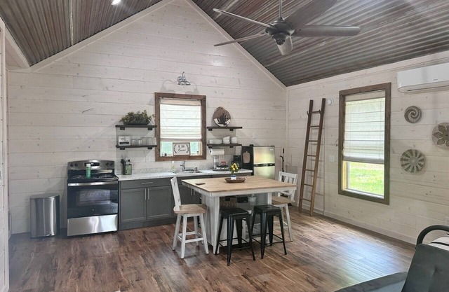 Quiet Cozy Cabin on Little River.