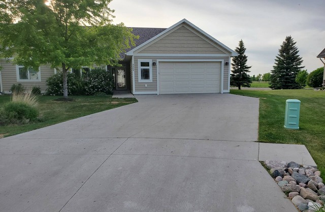 Quiet cul-de-sac home with golf course views