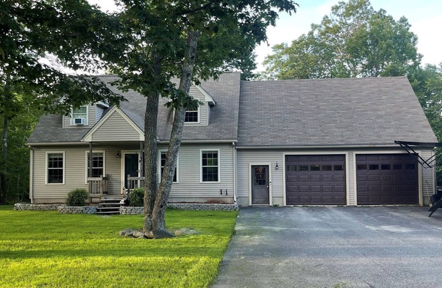 Quiet four bedroom cape. only 30 mins to Bar Harbor and Acadia National Park