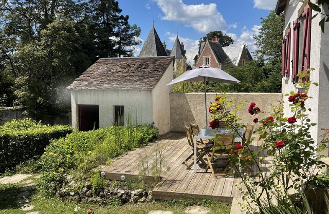 Quiet gîte, close to town center, with beautiful garden facing Clos Lucé!
