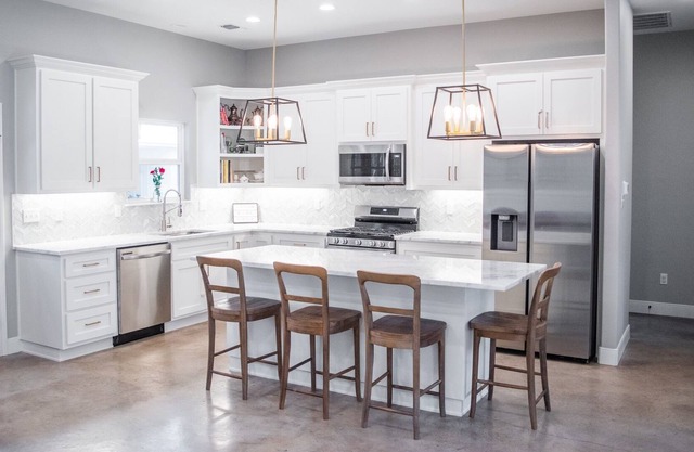 Quiet/private location, close to Round Top & small child friendly!