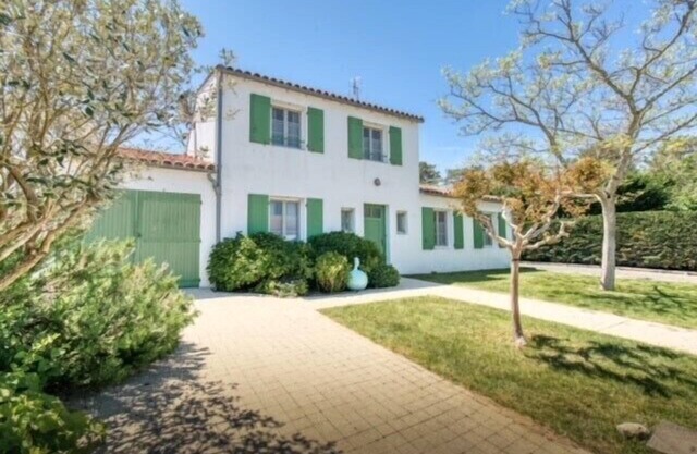 Quiet villa between pine forest and ocean.