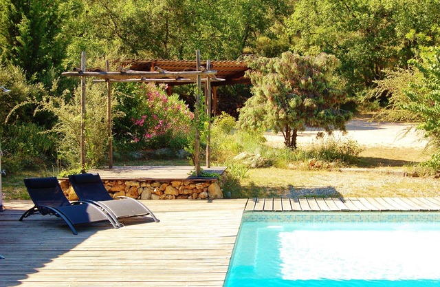quiet villa, swimming pool and jacuzzi in the heart of green Provence.