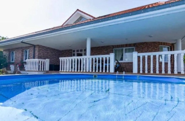 Quiet villa with pool and garden