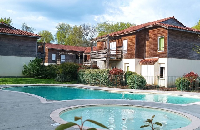 Résidence Terrasses du Lac 3*, heated swimming pool