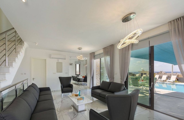 R 1491 Villa Aldebaran with Private Pool, Sun Beds & barbecue .