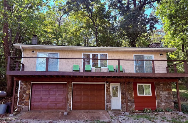 R&R cabin is a cozy 2-bedroom house in Mammoth Spring with a Spring River view!