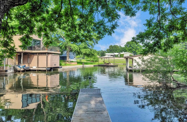 R&R on LBJ-Waterfront home in a peaceful cove