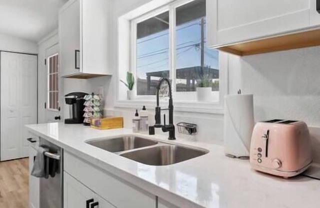 Radiant Pool Retreat: 4BR NLV Getaway