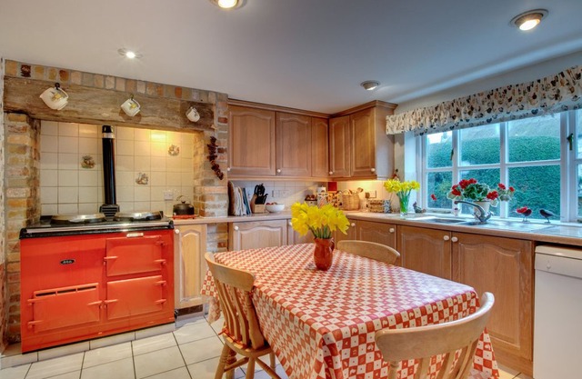 Rainbow Cottage - Four Bedroom House, Sleeps 8