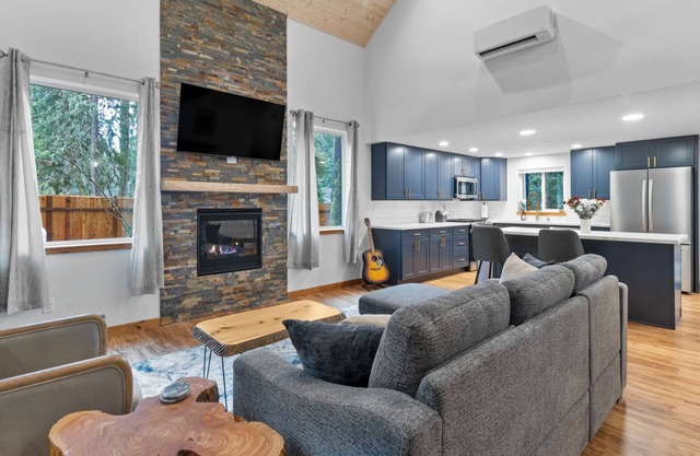 Rainier's Newest Luxury Chalet w/Hot Tub-AC-WiFi